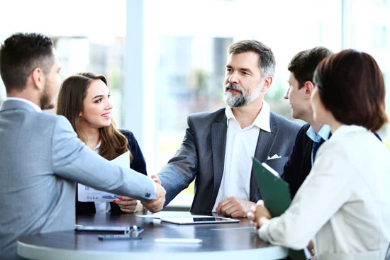 چرا مدیران موفق، به جای تبلیغ مستقیم، هدیه می‌دهند؟